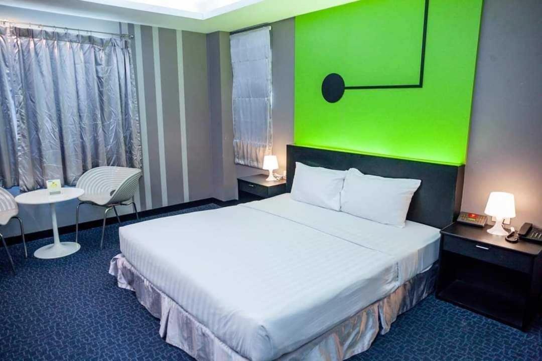 Capital O 75514 Vasidtee City Hotel Suphanburi Exteriör bild